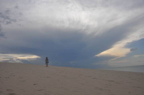 Subindo a duna do pôr-do-sol no fim de tarde em Jericoacoara - CE